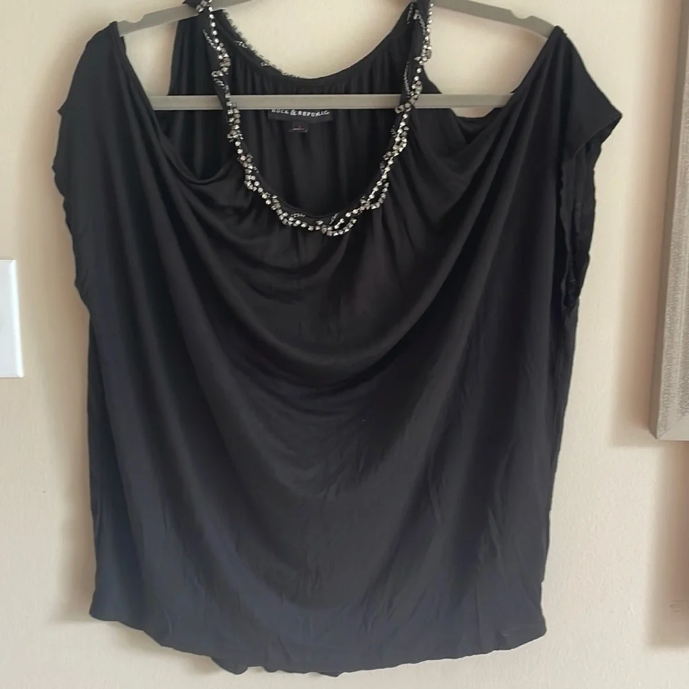 Rock & Republic Cold Shoulder Black Top with embedded necklace Size Small